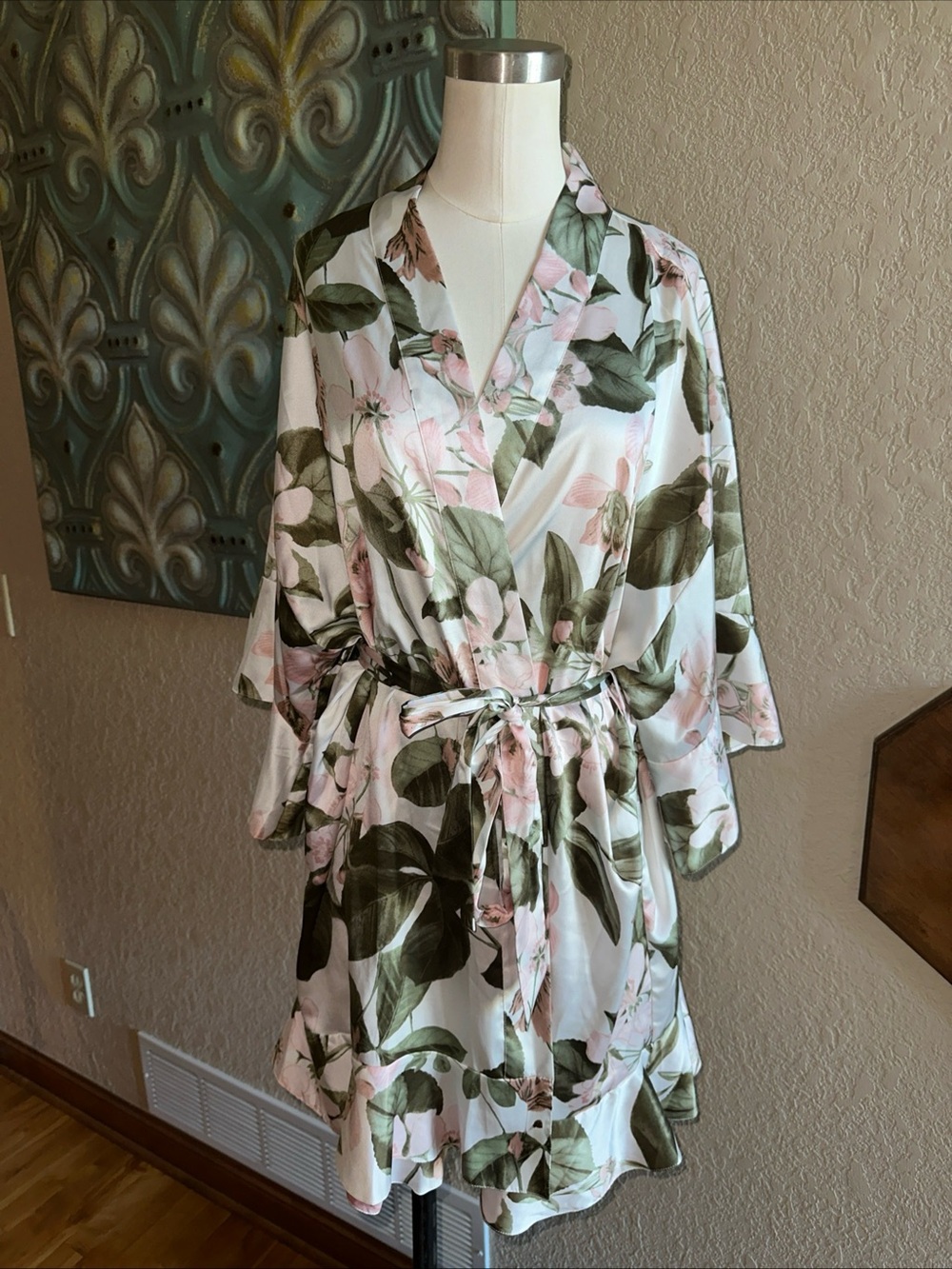 Victoria’s Secret Here Comes the Bride Floral Satin Robe Kimono M/L